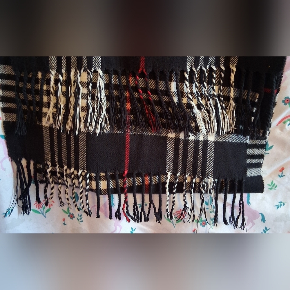 EUC Burberry Scottish Cashmere Black & White Nova Plaid Causal Unisex Scarf Wrap - Picture 6 of 7